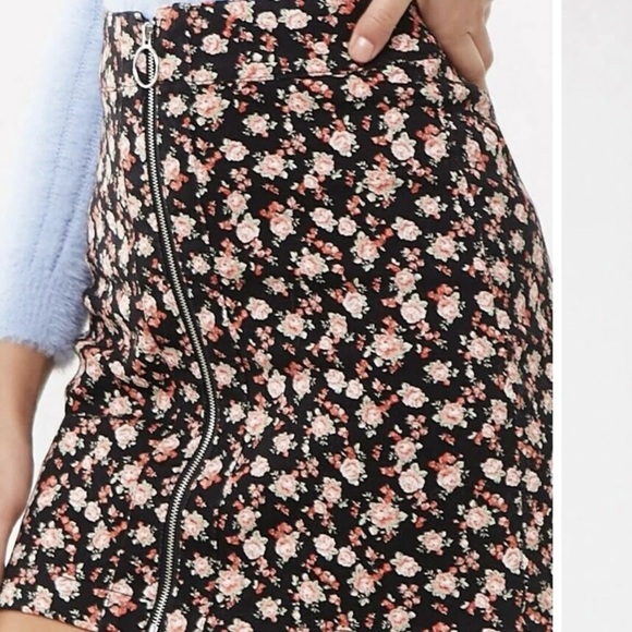 Forever 21 Floral/Rose‎ full zip denim mini skirt, size medium NWT - Picture 2 of 9